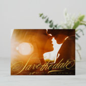 Invitation En Aluminium Elégant Gold Calligraphie Photo Enregistrer La Dat (Debout devant)