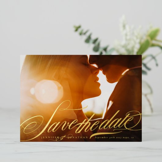 Invitation En Aluminium Elégant Gold Calligraphie Photo Enregistrer La Dat (Debout devant)