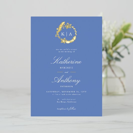 Invitation En Aluminium Élégant Hiver Blue Gold Crest Monogrammes Mariage (Debout devant)