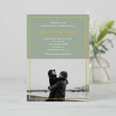 Invitation En Aluminium Élégant minimal Script Photo Sage Mariage vert (Debout devant)