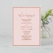 Invitation En Aluminium Elégant moderne Blush Rose or Nous sommes engagés (Debout devant)