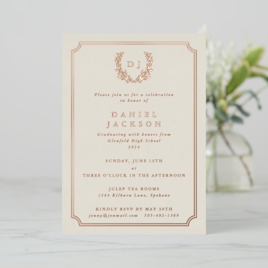 Invitation En Aluminium Élégant Monogramme d'ivoire + Laurel Wreath Gradua (Debout devant)