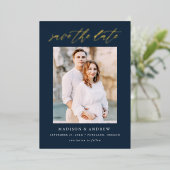 Invitation En Aluminium Elegant Navy et Gold Script Photo Enregistrer la d (Debout devant)