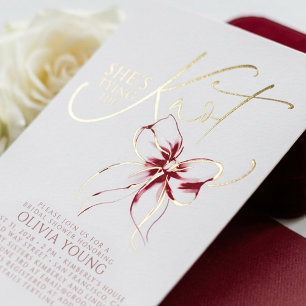 Invitation En Aluminium Élégant Nœud Rouge Elle Attache le Nœud Enterremen