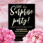 Invitation En Aluminium Elégant Noir & Or Surprise Anniversaire<br><div class="desc">Voici une nouvelle invitation à la fête d'anniversaire adulte moderne et élégante avec un arrière - plan noir avec un texte de typographie manuscrite en or qui dit "shh! c'est une fête surprise". Customisez cette carte de modèle en ajoutant vos propres informations de fête.</div>