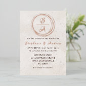 Invitation En Aluminium Elégant Rose Monogramme or Mariage Foil Invitatiat (Debout devant)