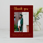 Invitation En Aluminium Élégant Script Maroon Gold Photo Graduation (Debout devant)