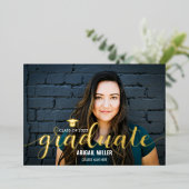 Invitation En Aluminium Élégant Script moderne Graduate Graduate (Debout devant)