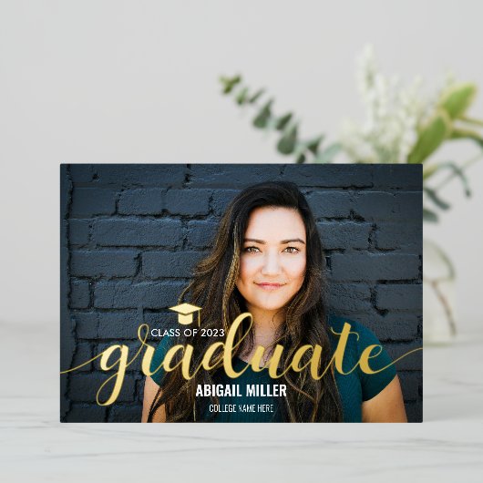 Invitation En Aluminium Élégant Script moderne Graduate Graduate (Debout devant)