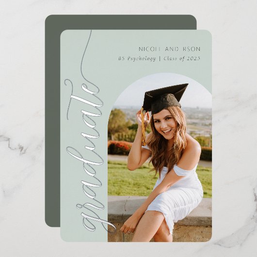Invitation En Aluminium Élégant Script Sage Graduation Party Arch Photo (Recto/Verso)