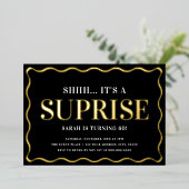 Invitation En Aluminium Elégante Black and Gold Surprise fête d'anniversai (Debout devant)