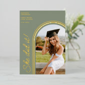 Invitation En Aluminium Elle A Fait Sage Green Modern Arch Photo Graduatio (Debout devant)