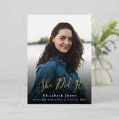 Invitation En Aluminium Elle L'A Fait Script Graduation Photo (Debout devant)
