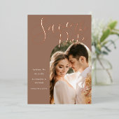 Invitation En Aluminium Enregistrer la date stylish Script Arch Frame Phot (Debout devant)