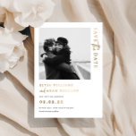 Invitation En Aluminium Estelle Photo Gold Foil Mariage Enregistrer La Dat<br><div class="desc">L'Estelle Photo Save The Date présente un design minimaliste moderne avec une véritable feuille d'or sur un arrière - plan blanc pour un look épuré et simple. L'en-tête de script est une image qui ne peut pas être modifiée. Tous les autres textes sont entièrement modifiables. Pour une personnalisation plus avancée...</div>