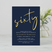 Invitation En Aluminium Fête d'anniversaire 60 ans Chic Script Bleu Or (Debout devant)