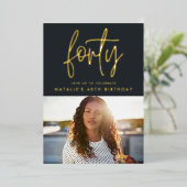 Invitation En Aluminium Feuille de 40e anniversaire moderne élégant script (Debout devant)