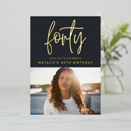 Invitation En Aluminium Feuille de 40e anniversaire moderne élégant script (Debout devant)