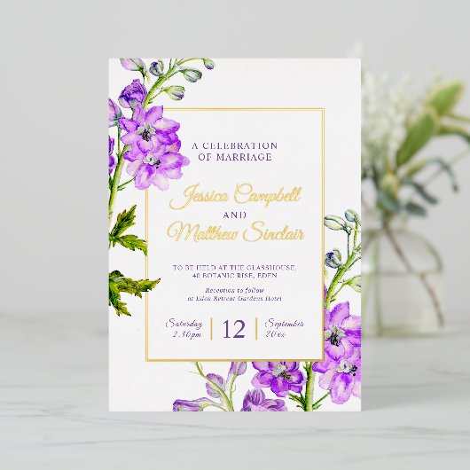 Invitation En Aluminium Fleurs violettes de Delphinium et or mariage d'été (Debout devant)