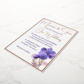 Invitation En Aluminium Fleurs violettes Élégant Mariage blanc (Rotation)