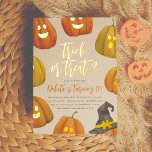 Invitation En Aluminium Foil Trick ou Treat Halloween fête d'anniversaire<br><div class="desc">Ajoutez un peu de brillance à vos invitations de fête d'anniversaire avec de l'or, de l'argent ou de l'or rose ! Ce style métallique classique et intemporel ajoutera un autre niveau à vos invitations. Trick ou traitement ? Ce mignon invitation de parti présente une bordure de citrouilles sculptés peints à...</div>