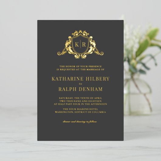 Invitation En Aluminium Gold Baroque Crest Dark Grey Monogram Mariage (Debout devant)