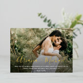 Invitation En Aluminium Gold Elegant Script Texte superposition Mariage ph (Debout devant)