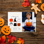 Invitation En Aluminium Gold Foil Halloween Amis Moderne Photo Anniversair<br><div class="desc">Ajoutez un peu de brillance à ces invitations d'anniversaire avec un vrai papier d'aluminium ! Ce design moderne présente le nom du garçon d'anniversaire dans de grandes lettres majuscules en feuille d'or dans l'une de mes polices décoratives préférées, en dessous, son âge apparaît dans la mignonne typographie de script. En...</div>