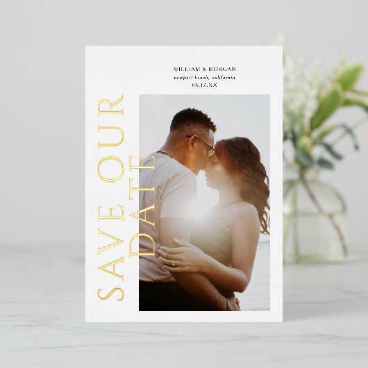 Invitation En Aluminium Gold Foil Mariage moderne Enregistrer la date (Debout devant)