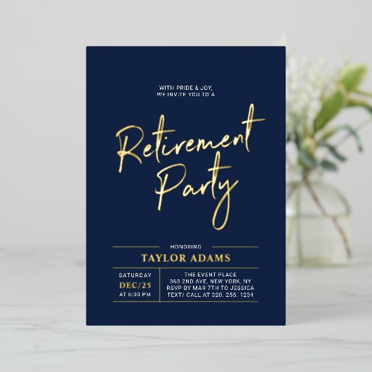 Invitation En Aluminium Gold & Marine Moderne Brosse Script Retraite Party (Debout devant)