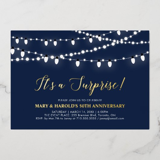 Invitation En Aluminium Gold & Navy bleu Surprise 50e anniversaire de Mari (Recto)
