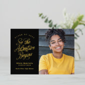 Invitation En Aluminium Gold Noir "So the Adventure Begin" Graduation (Debout devant)