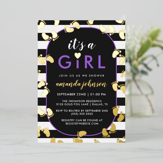 Invitation En Aluminium Gold Purple Black C'est une fille Baby Footprints (Debout devant)