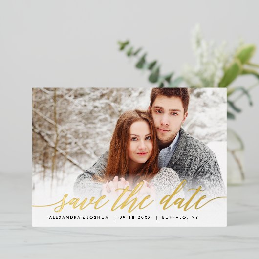 Invitation En Aluminium Gold Script Photo Enregistrer la date dans Gold Fo (Debout devant)