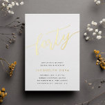 Invitation En Aluminium Golden Script 40e fête d'anniversaire<br><div class="desc">Célébrez son anniversaire d'étape avec ces invitations chic à la fête de 40e anniversaire avec "quarante" en écriture manuscrite en feuille d'or moderne. Personnalisez avec les détails de votre fête en dessous. Un choix inoubliable et luxueux pour de fabuleuses célébrations du 40e anniversaire.</div>