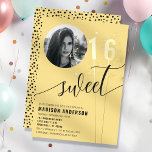 Invitation En Aluminium Jaune Sparkler Sweet 16 Anniversaire Photo<br><div class="desc">Éclaircissez une fête Sweet 16 avec cette invitation jaune joyeuse, avec des accents pétillants et une option photo personnalisable. Conçu pour rendre un anniversaire d'étape encore plus spécial, cette invitation comprend des détails de feuille de papier qui ajoutent une touche d'élégance. Personnalisez-le avec le nom de la fille d'anniversaire, les...</div>