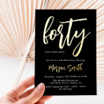 Invitation En Aluminium Luxe Black Gold Foil élégant 40e anniversaire<br><div class="desc">Luxe Black Gold Foil Elégante 40e anniversaire Foil Invitation Ces élégantes invitations de 40e anniversaire ont un solide arrière - plan noir surmonté de vos détails d'anniversaire dans une belle feuille d'or luxueuse. Utilisez les outils de conception pour modifier le texte, modifier la couleur et le style de police pour...</div>