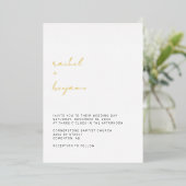 Invitation En Aluminium Mariage Élégant Moderne Script Or Minimal (Debout devant)