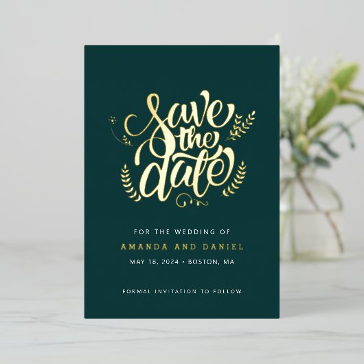 Invitation En Aluminium Mariage Moderne Écriture Calligraphique Vert Émera (Debout devant)