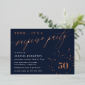 Invitation En Aluminium Marine & Rose Gold Script Surprise Party (Debout devant)