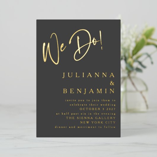 Invitation En Aluminium Moderne Nous Faisons Élégant Script Mariage Black  (Debout devant)
