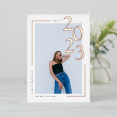 Invitation En Aluminium Moderne Rose Gold 2023 Diplôme photo (Debout devant)