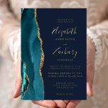 Invitation En Aluminium Moderne Turquoise Blue Gold Agate Marine Blue Mari<br><div class="desc">Le bord gauche de cette élégante faire-part de mariage moderne est doté d'une bordure turquoise en aquarelle bleue ornée d'une parties scintillant en faux or. Le texte personnalisable combine écriture manuscrite, copperplate et polices italiques en feuille d'or réelle sur un arrière - plan bleu marine. L'envers présente un design d'agate...</div>