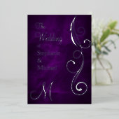 Invitation En Aluminium Monogramme et spirale sur Mariage d'argent violet (Debout devant)