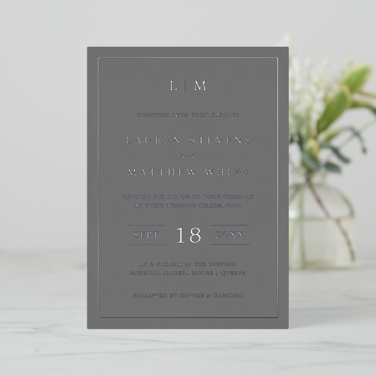 Invitation En Aluminium Monogramme gris foncé simple Mariage élégant (Debout devant)