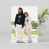 Invitation En Aluminium Natasha Monogramme Mariage moderne Enregistrer la (Debout devant)