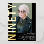 Invitation En Aluminium NINETY moderne Photo 90th Birthday Party Invitatio<br><div class="desc">Ajoutez un peu de Luxe à ce design populaire en ajoutant des lettres de feuille d'or. Moderne 90th Birthday Invitation - Design dispose d'un arrière - plan noir qui peut être changé à n'importe quelle couleur, une photographie de portrait, le texte 'NINETY' en véritable police de feuille d'or et un...</div>
