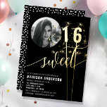 Invitation En Aluminium Noir Et Blanc Éperche Doux 16 Anniversaire Photo<br><div class="desc">Invitation tes amis et ta famille à une fête éblouissante Sweet 16 avec cette invitation chatoyante en papier d'aluminium. Doté d'un motif ludique de points noirs et blancs et de mousseux étincelants, ce design comprend également un espace spécial pour une photo de la fille d'anniversaire. La façon idéale de donner...</div>