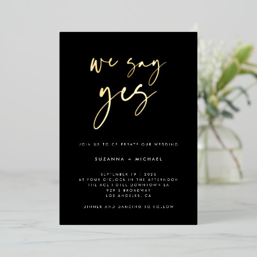 Invitation En Aluminium Nous disons Oui Noir Moderne Calligraphie Mariage  (Debout devant)