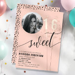 Invitation En Aluminium Peach Sparkler Sweet 16 Anniversaire Photo<br><div class="desc">Célébrez un Sweet 16 fabuleux avec cette charmante invitation couleur pêche, avec des accents pétillants et une option photo personnalisable. Idéal pour un anniversaire marquant, cette invitation comprend des détails de papier peint qui ajoutent une touche d'élégance. Personnalisez-le avec le nom de la fille d'anniversaire, les détails de l'événement et...</div>